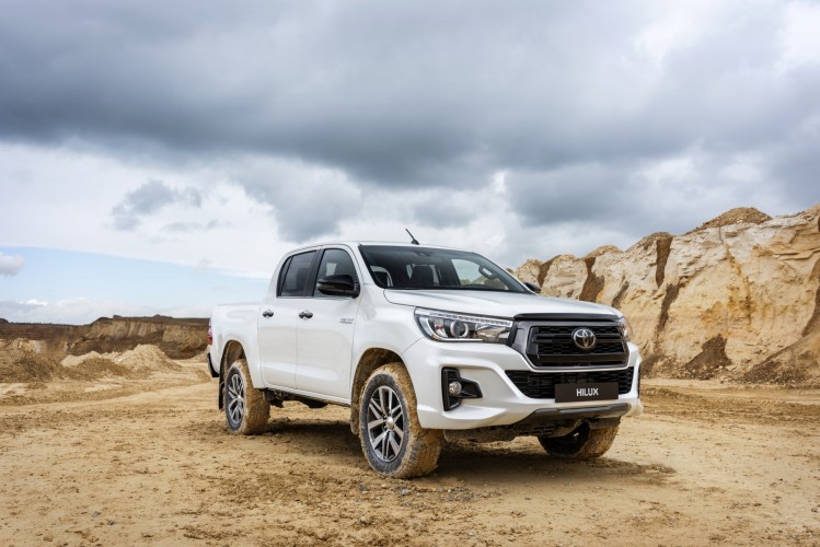 NEW Hilux 2019 Special Edition เน้นการตกแต่งสีดำ ในอังกฤษ