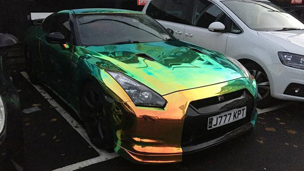 Nissan GT-R R35 สีรุ้ง โผล่ในอังกฤษ