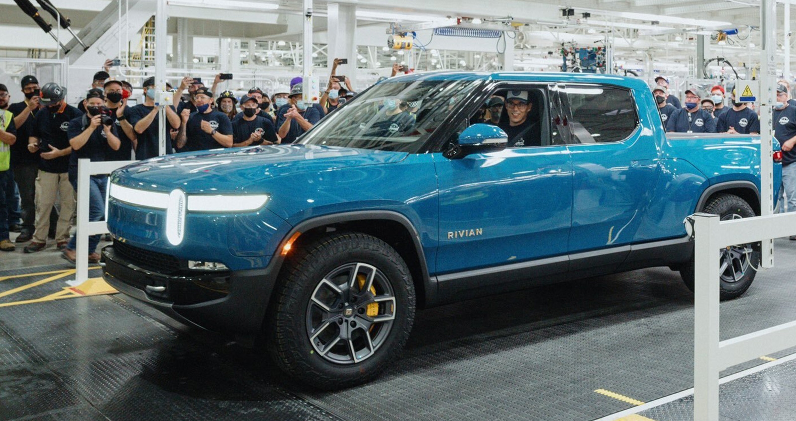 Rivian R1T กระบะไฟฟ้าคันแรก ออกจากสายการผลิตแล้ว หลังจากเปิดตัว 2 ปี