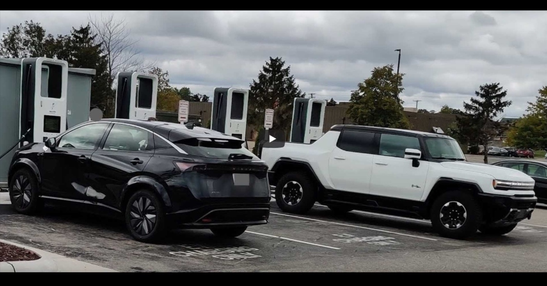 GMC Hummer และ Nissan Ariya SUV พบกันในสถานีชาร์จ Electrify America 350kW