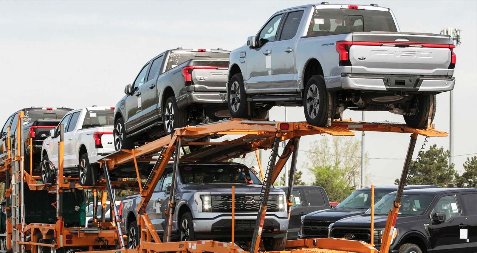 ขนส่งกระบะไฟฟ้า Ford F-150 Lightning ในสหรัฐฯ ก่อนส่งมอบให้ลูกค้า