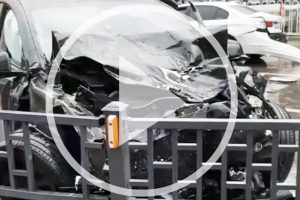 VDO อุบัติเหตุใหม่ TESLA MODEL Y ในจีน เร่งความเร็วกลางสี่แยก พุ่งชนเสียชีวิต 2 ราย
