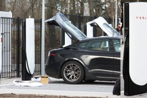 เริ่มติดตั้ง Tesla Supercharger V4 กำลังชาร์จกว่า 350kW ในยุโรป ลดเวลาชาร์จลง 30%