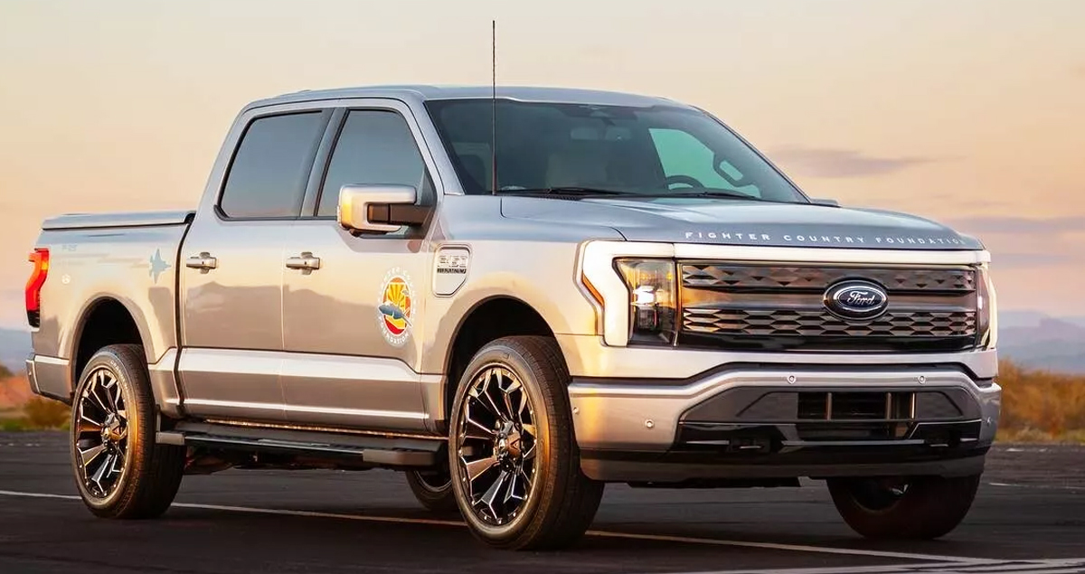 ประมูลสูงถึง 9 ล้านบาทในสหรัฐฯ Ford F-150 Lightning Fighter Edition รุ่นพิเศษ