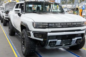 ส่งมอบเพียง 2 คันต้นปีที่ผ่านมา GMC HUMMER EV กระบะไฟฟ้า แบตใหญ่ 212kWh ในสหรัฐฯ