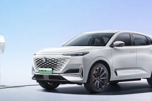 Changan UNI-K iDD ปลั๊กอินไฮบริด วิ่งไฟฟ้า 135 กม. NEDC ราคา 944,000 บาทในจีน