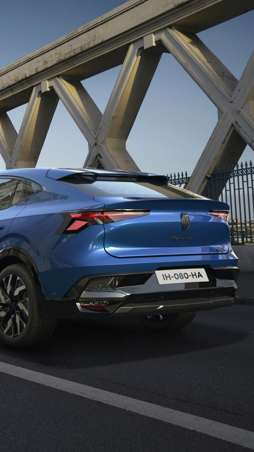 Blue Rafale Renault Rafale Coupe-SUV ปลั๊กอินไฮบริด 300 แรงม้า ก่อนเปิดขายในยุโรป ...