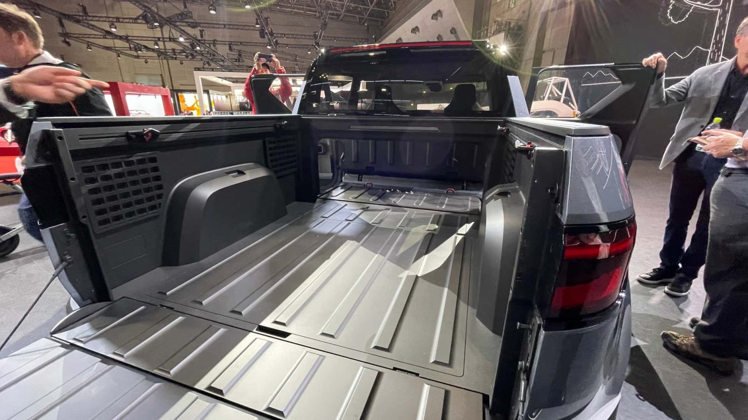 TOYOTA จะเปิดตัวกระบะรุ่นรองจาก HILUX พร้อมปลั๊กอินไฮบริด ภายในปี 2027