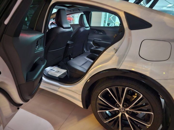 นำเข้าขายไทย 2.09 ล้านบาท TOYOTA PRIUS 2.0L ไฮบริด 28.6 กม./ลิตร โดย ...