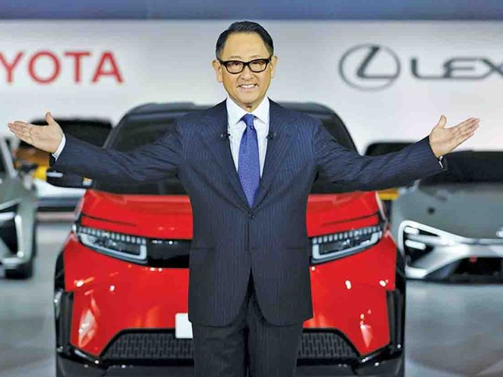Akio Toyoda เตือน! รีบไป EV อาจพังทั้งระบบ – คนตกงานเป็นล้าน รถไฮบริดลดคาร์บอนได้ดีกว่า