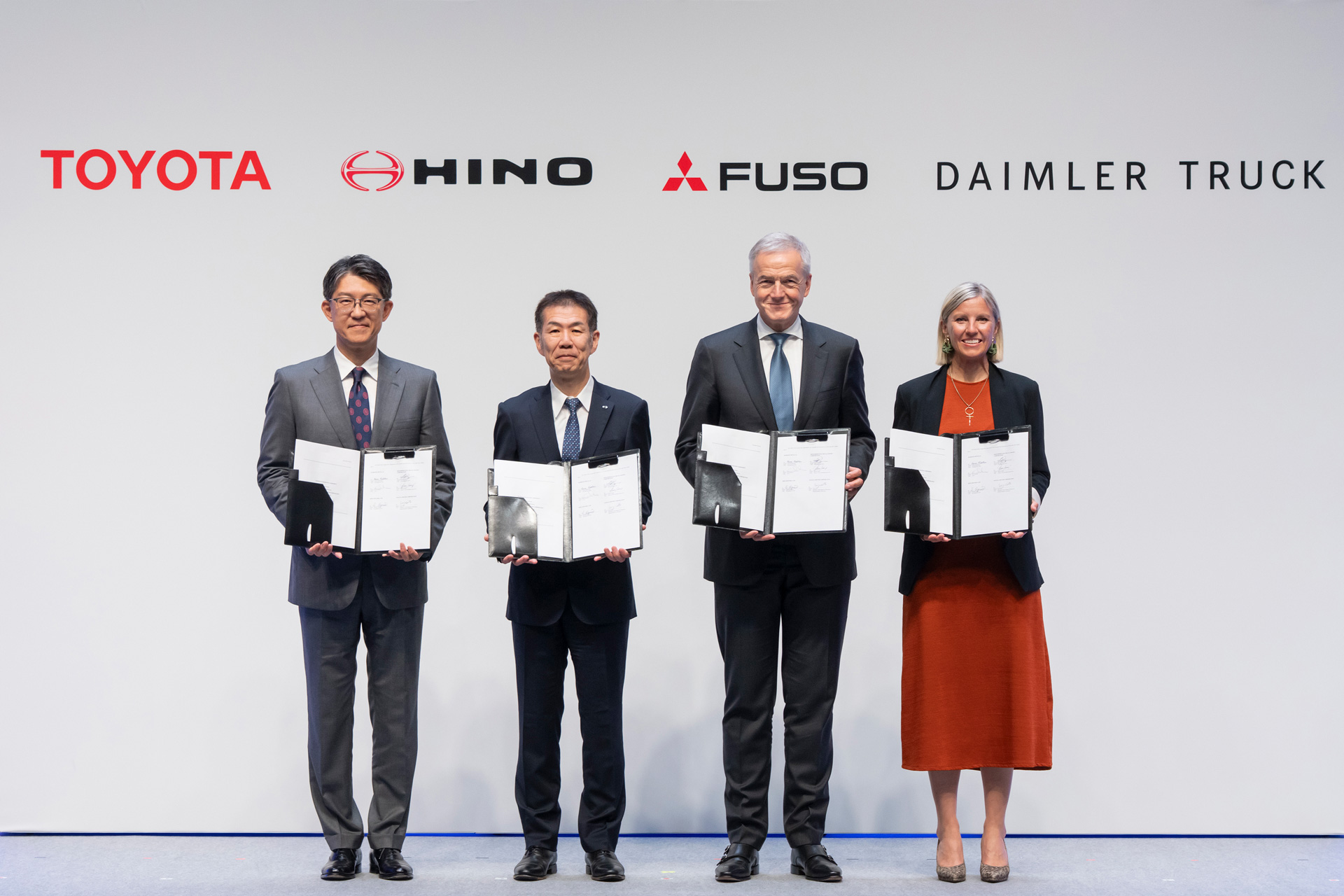 Daimler Truck และ Toyota Motor บรรลุข้อตกลงรวมกิจการ Mitsubishi Fuso และ Hino