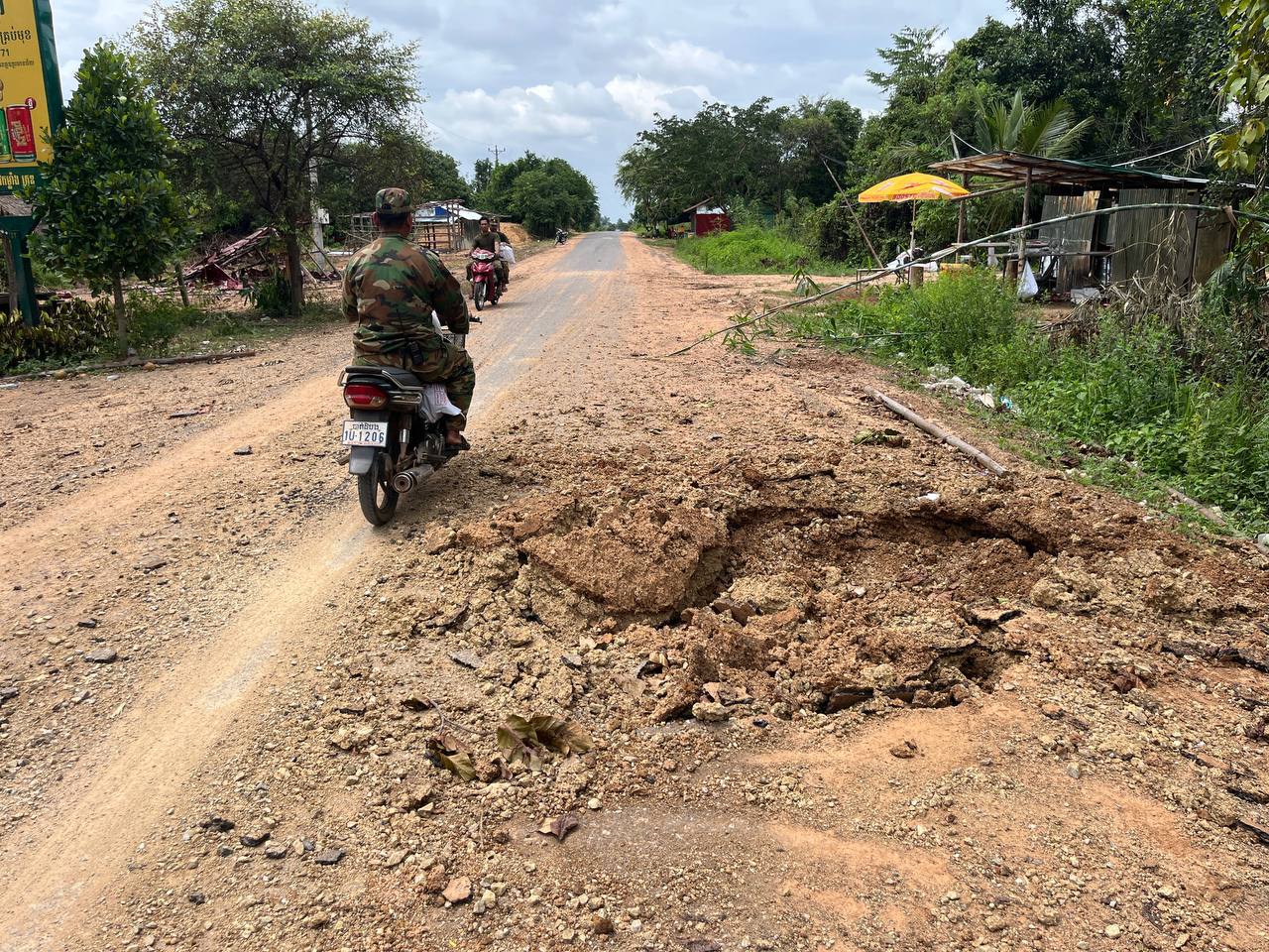 “เขมรปะทะ! โวยทหารไทยทำถนนพัง ฝั่งไทยก็เจ็บ โรงเรียน–รพ.–ปั๊ม พังระนาว!”