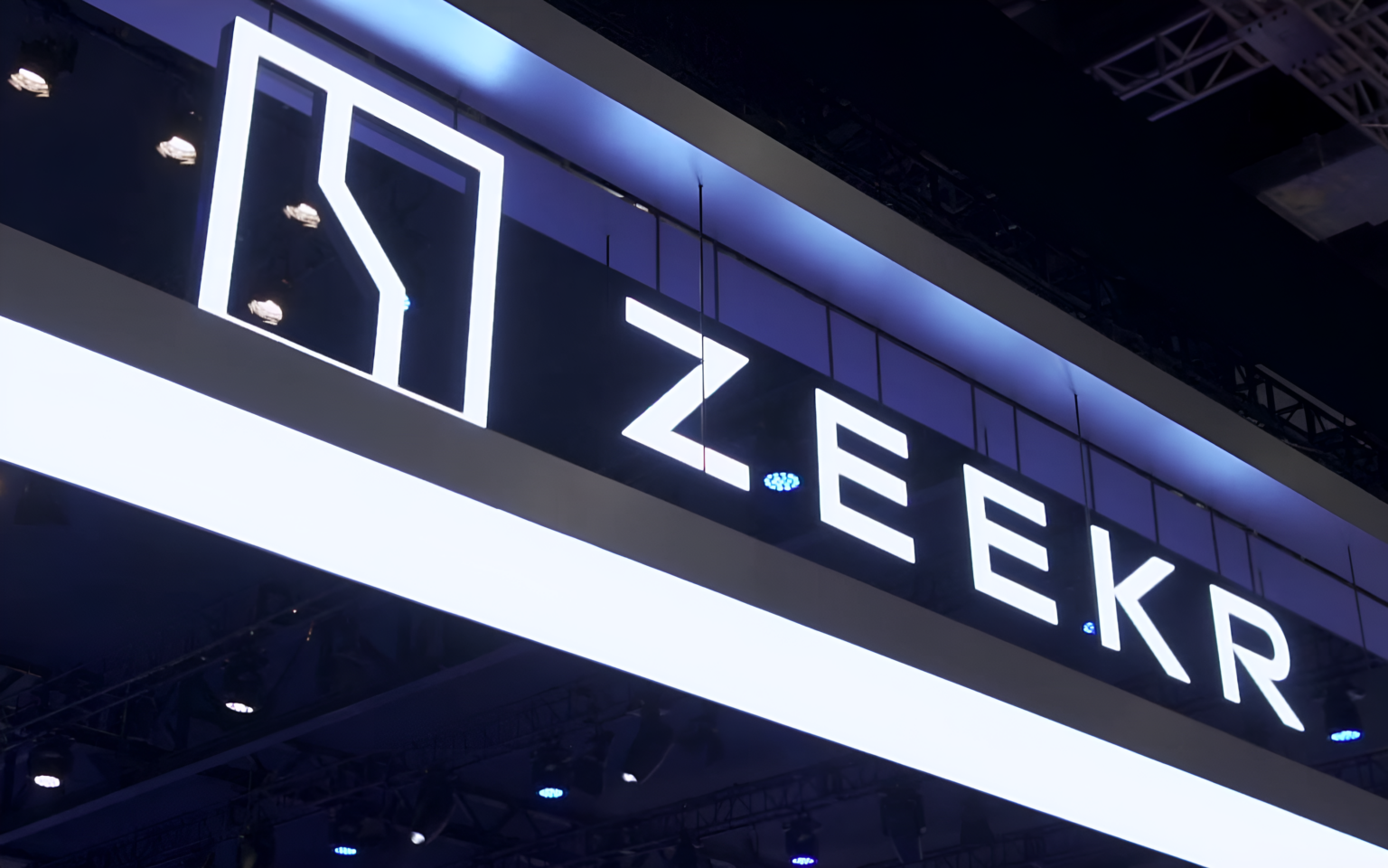 ZEEKR เผชิญการตรวจสอบกรณี ยอดขายรถมือสอง ระยะทางศูนย์กิโลเมตร ในจีน