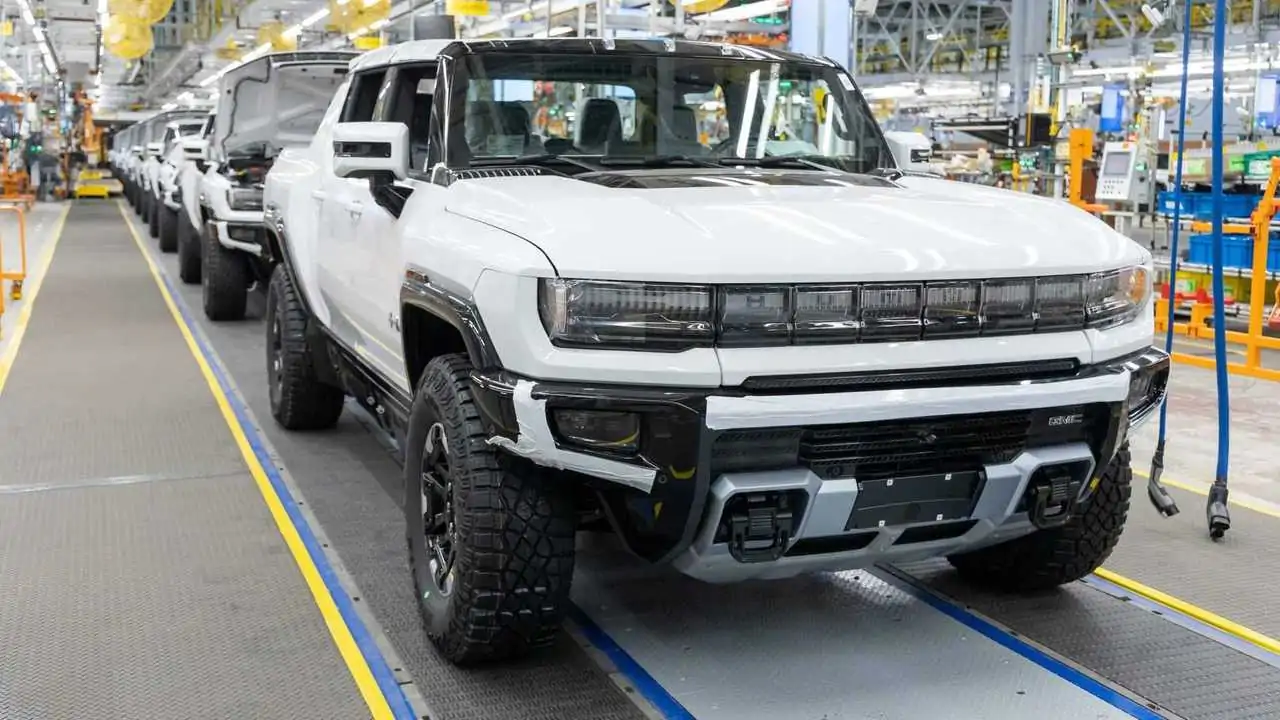 GM หยุดผลิตชั่วคราว Hummer EV และ Escalade IQ ปรับตามความต้องการตลาด
