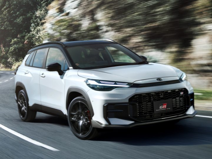 TOYOTA COROLLA CROSS GR SPORT ไมเนอร์เช้นจ์ ในออสเตรเลียราคา 1,073,000 บาท เบนซินไฮบริด 2.0 ลิตร 4WD ประหยัด 23.3 กม./ลิตร WLTC