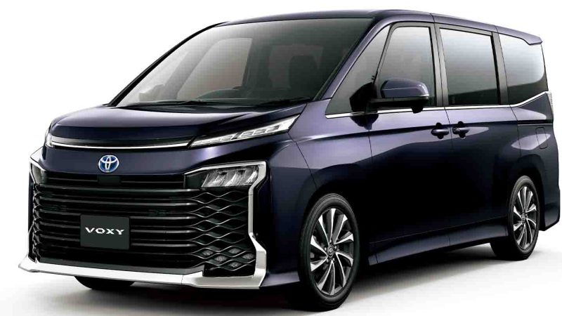 ราคาในญี่ปุ่น 752,000 บาท TOYOTA VOXY เบนซิน 1.8 ลิตร Hybrid 23.4 กม./ลิตร WLTC