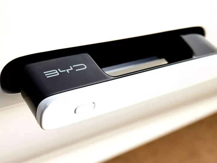 จีนแบน “มือจับประตูไฟฟ้าแบบเรียบซ่อน” เริ่มปี 2027 จุดเปลี่ยนดีไซน์ EV จากความล้ำ สู่ความปลอดภัย