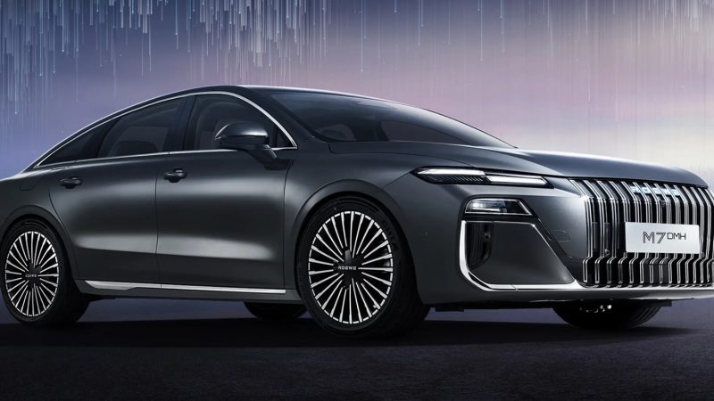 ประหยัดสุดๆ 34.3 กม./ลิตร Roewe M7 DMH ซีดานปลั๊กอินไฮบริดในจีน ราคา 380,000 – 508,000 บาท