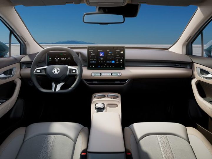 MG 4 อัปเดต “ภายในใหม่” ในบราซิล ยกชุดจาก MG S5 EV ย้ายปุ่มเกียร์ จอใหญ่ขึ้น เพิ่มสวิตช์จริง เน้นใช้งานง่ายกว่าเดิม