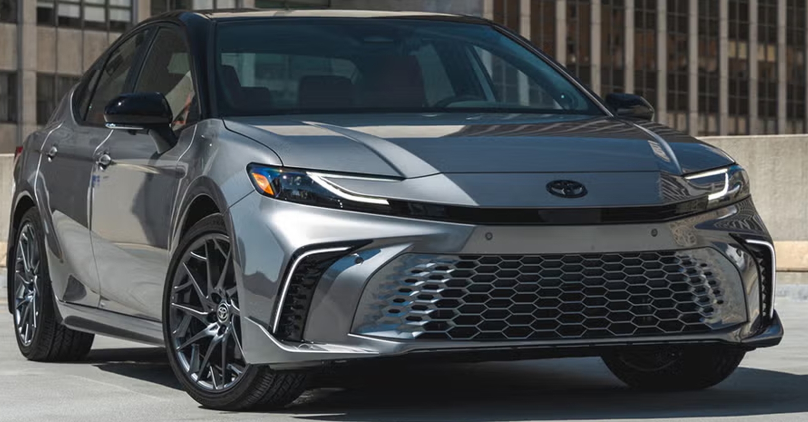 TOYOTA เรียกคืน CAMRY HYBRID , COROLLS CROSS HYBRID ในสหรัฐฯ เหตุ น็อตอินเวอร์เตอร์ขันไม่แน่น เสี่ยงดับกลางทาง-ไฟไหม้