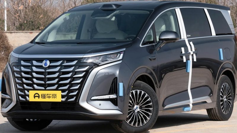 ภาพคันจริงในจีน! DENZA D9 DM-i ปลั๊กอินไฮบริด ใหม่ วิ่งไฟฟ้า 200 กม. ครอบคลุม 1,100 กม./ถังน้ำมัน