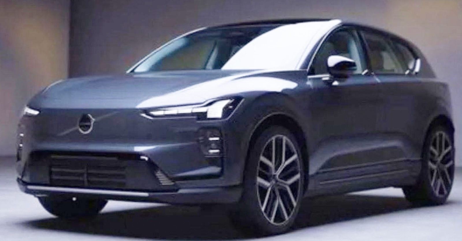 Volvo EX60 วิ่งไกล 810 กม. ชาร์จไว 10 นาทีได้ 340 กม. เปิดตัว 21 ม.ค. 2026