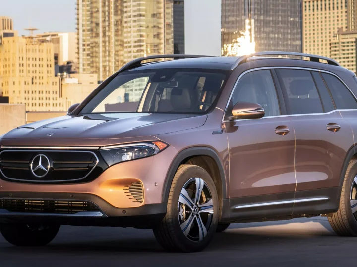 Mercedes-Benz เตือน “อย่าชาร์จเกิน 80%” ใน EQB บางล็อต เสี่ยงเหตุความร้อน/ไฟไหม้ รออัปเดตซอฟต์แวร์แก้ไขต้นปี 2026