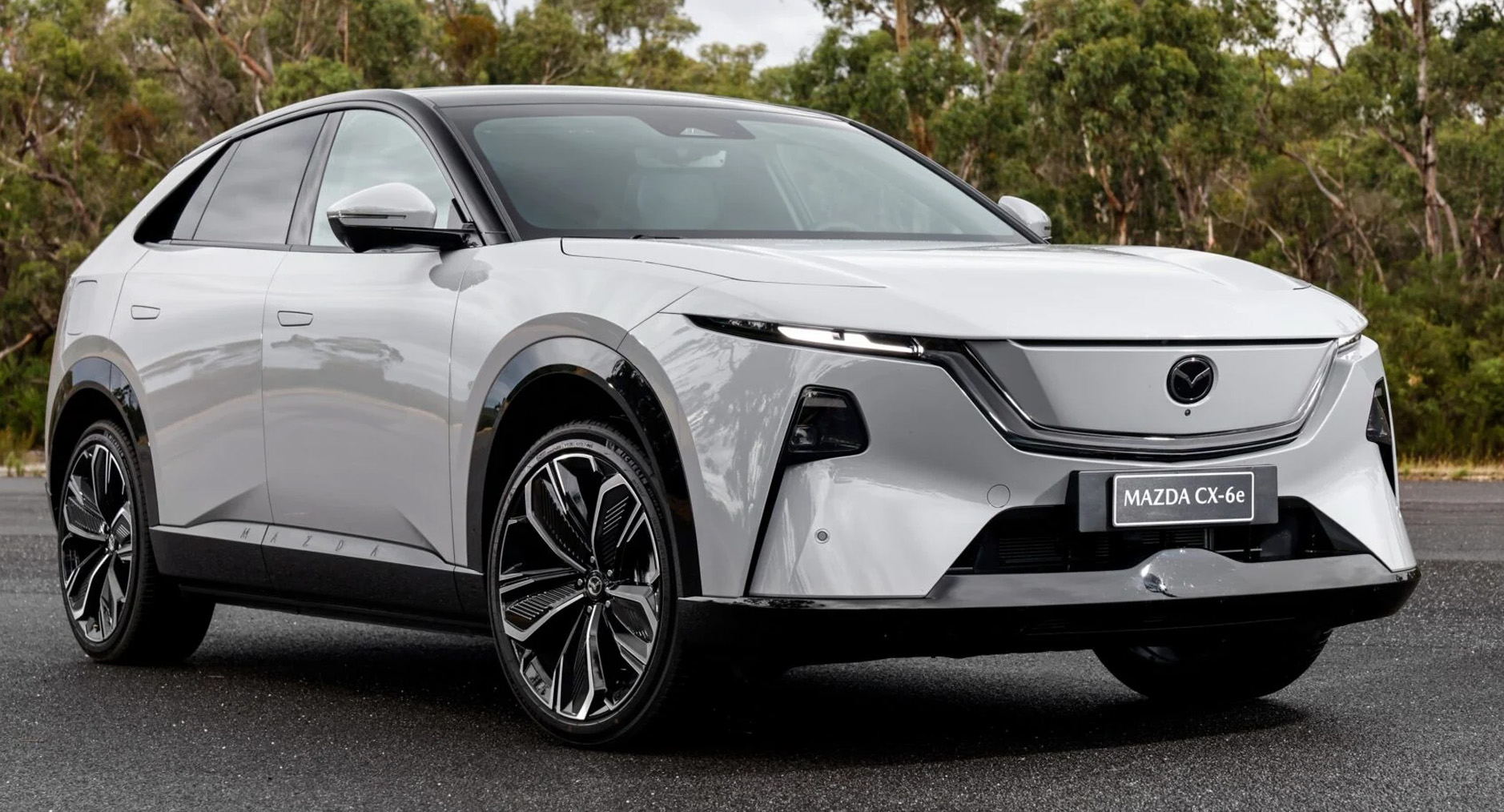 รวมภาพคันจริง! MAZDA CX-6e SUV ไฟฟ้าใหม่ 524 กม./ชาร์จ NEDC ก่อนขายไทยปลายปี! เริ่ม 1.2x ล้านบาท