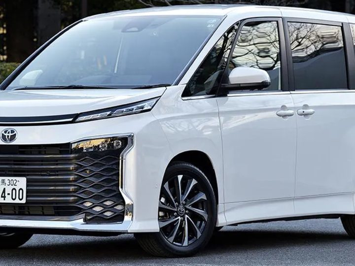 นำเข้าอิสระในไทยเหลือ 1.74 ล้านบาท TOYOTA VOXY HYBRID 1.8 ลิตร ขนาด 7 ที่นั่ง By Sakura Auto