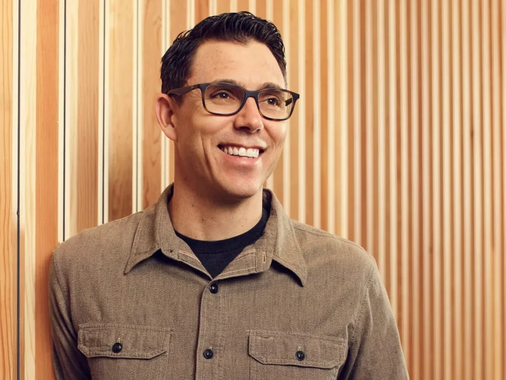 อาร์เจ สแคริงจ์ CEO ของ Rivian ได้รับผลตอบแทนปี 2025 : 13,101 ล้านบาท ขณะบริษัทขายรถได้  42,247 คัน (-18%)
