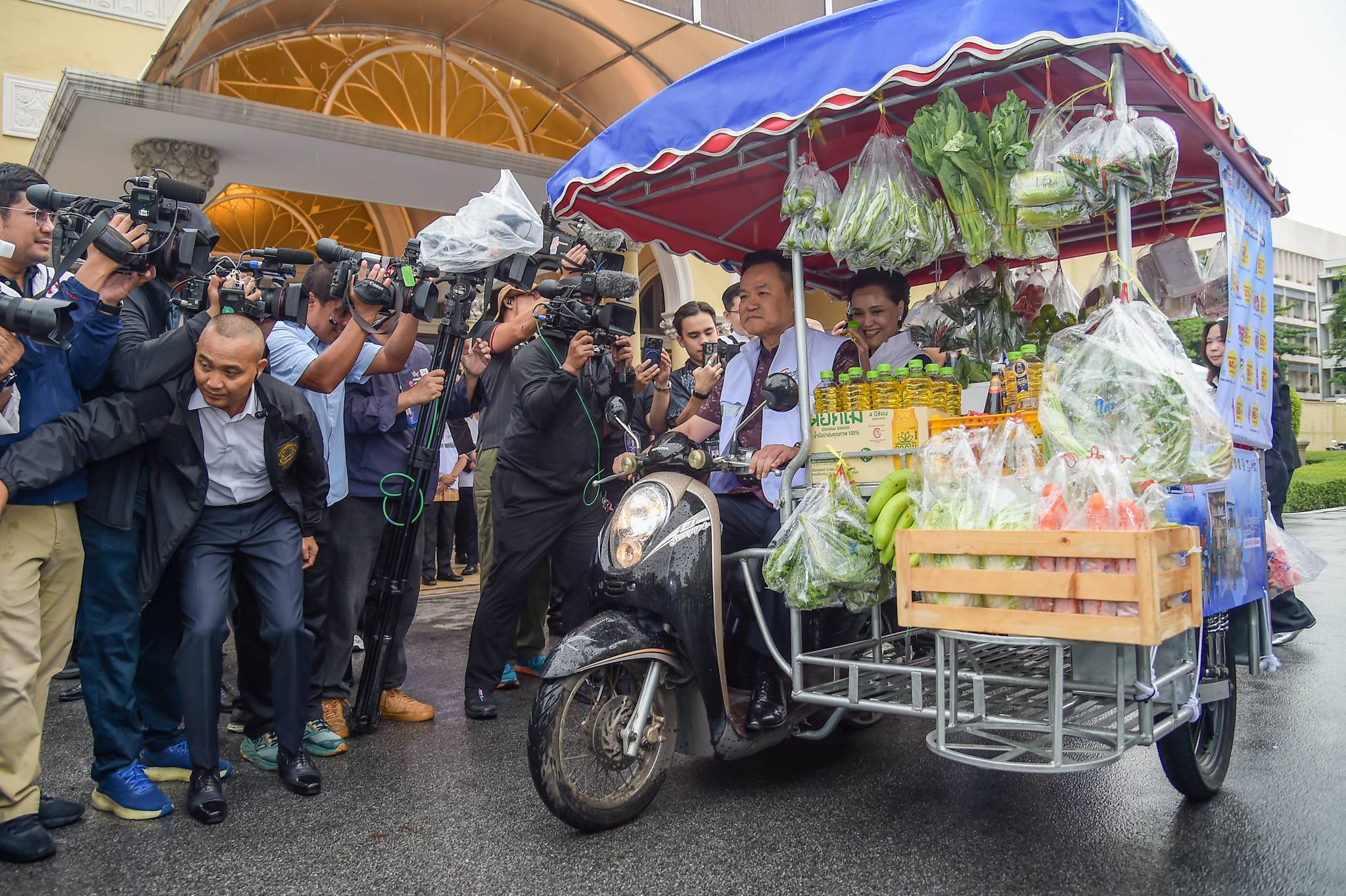 รัฐบาลคิกออฟ “ไทยช่วยไทย” ส่งรถพุ่มพวงกว่า 1 หมื่นคัน กระจายสินค้าราคาถูกทั่วประเทศ