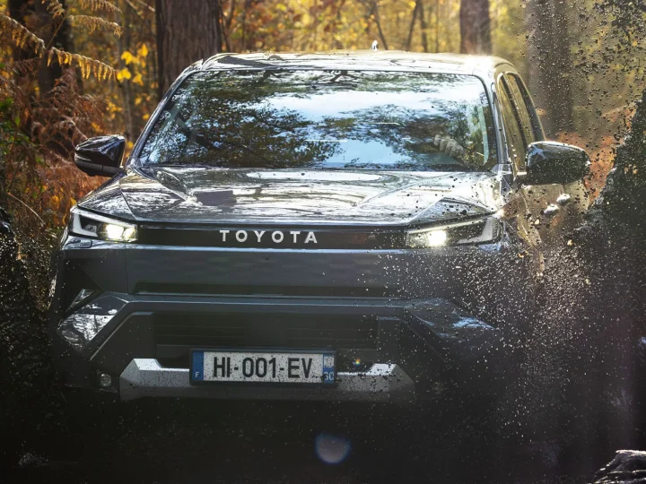 TOYOTA ยังไม่รีบทำ Hilux PHEV เหตุห่วง “น้ำหนักเพิ่ม” กระทบความสามารถลากจูงและบรรทุก
