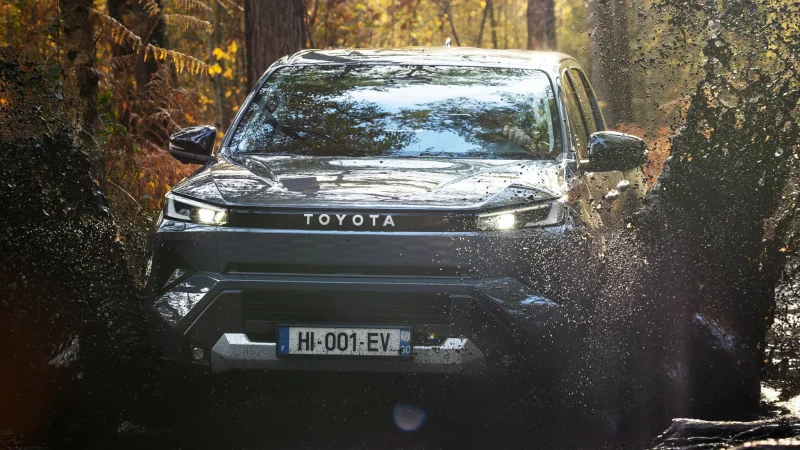 TOYOTA ยังไม่รีบทำ Hilux PHEV เหตุห่วง “น้ำหนักเพิ่ม” กระทบความสามารถลากจูงและบรรทุก