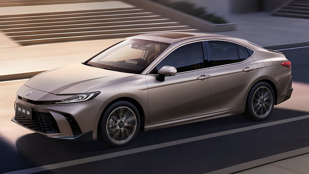 เปิดตัวในจีน Toyota Camry 2027 HEV เริ่ม 873,000 บาท ปรับปรุงภายในใหม่