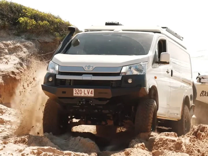 Toyota HiAce 4×4 Camper สายลุยจากออสเตรเลีย ยกสูง 300 มม. ล้อ 35 นิ้ว พร้อมบ้านเคลื่อนที่ 
