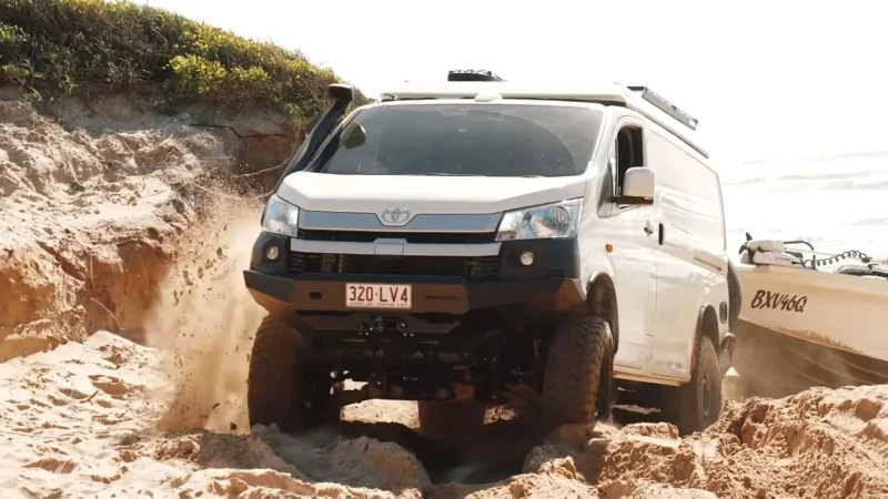 Toyota HiAce 4×4 Camper สายลุยจากออสเตรเลีย ยกสูง 300 มม. ล้อ 35 นิ้ว พร้อมบ้านเคลื่อนที่ 